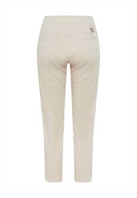 Crème-kleurige broek met een gladde textuur, elastische tailleband en twee achterzakken. De pijpen zijn recht gesneden en eindigen boven de enkel.