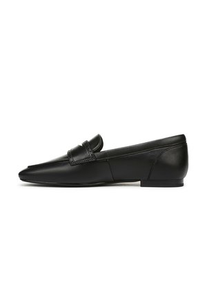 Mocassino basso in pelle nera con punta quadrata arrotondata, tacco basso e cinturino decorativo sulla parte superiore.