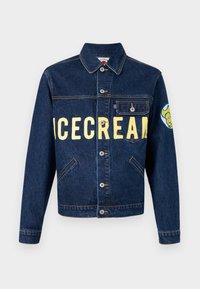 Jeansjakke med "ICECREAM" i gul tekst, knapp foran, to sidelommer og et tegneseriefigur-patch på venstre erme.
