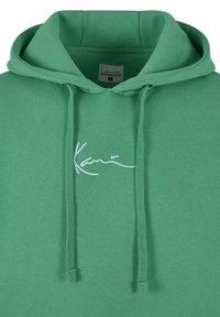 Felpa verde con cappuccio in morbido cotone misto, caratterizzata da un logo ricamato bianco sul petto e da cordini regolabili.