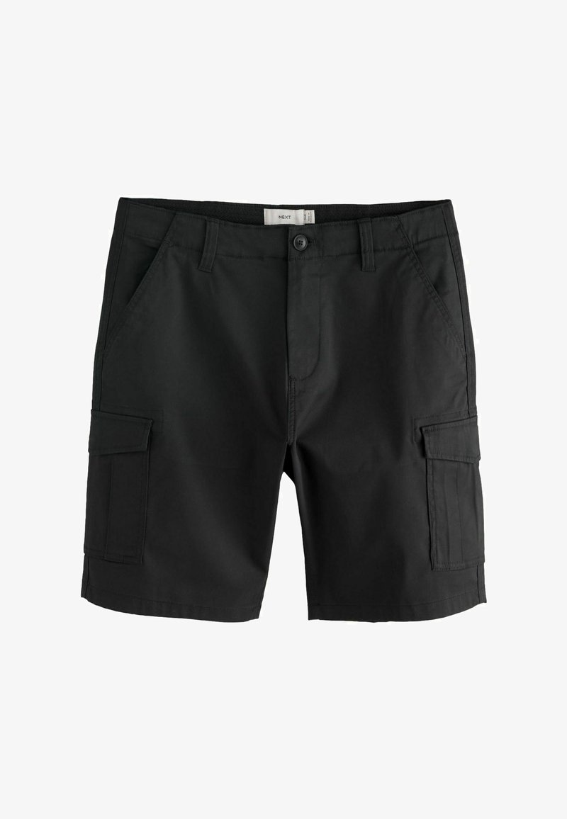 Shorts cargo noirs avec fermeture à bouton et zip, passants pour ceinture, poches latérales et poches à rabat sur les deux cuisses.