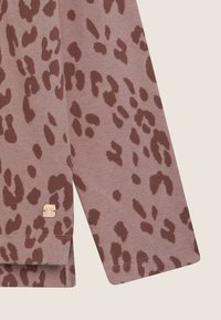 Sudadera de estampado de leopardo en suave tejido rosa claro con manchas marrón oscuro. Presenta un dobladillo doblado y una pequeña etiqueta de logo dorado en el lateral.