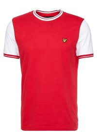 Camiseta de manga corta en rojo y blanco con cuello acanalado. Presenta un logo bordado amarillo en el pecho y detalles a rayas en las mangas.