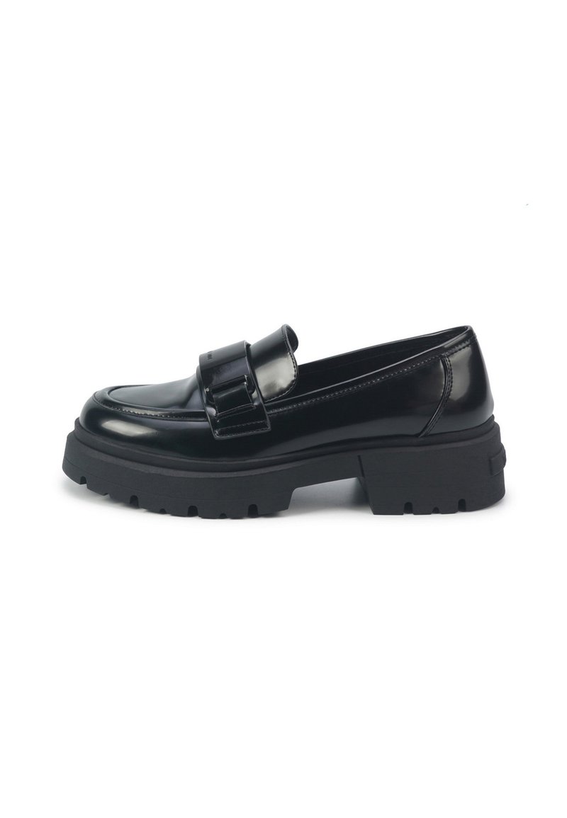 Melna spīdīga ādas loafers ar masīvu zoli un plašu siksnu detaļu augšpusē, parādīts sānu profila skatījumā uz baltas fona.