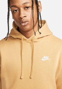 Nike Sportswear SPORTSWEAR CLUB FLEECE - Sweatshirt com capuz - gold
