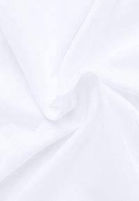 Witte textielstof met een gladde, licht gestructureerde oppervlakte, die zachte vouwen en kreukels toont, wat wijst op een flexibel materiaal en een goede val.