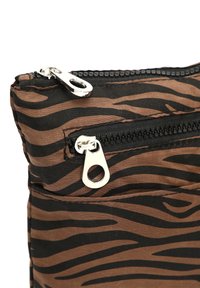Borsa in tessuto a strisce marroni e nere con chiusura a zip e hardware in argento. Presenta una superficie testurizzata e più compartimenti con zipper.