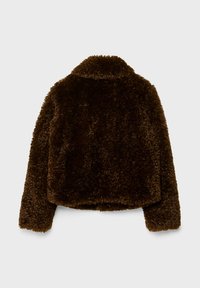 Hnědá bunda z umělé kožešiny s límcem, krátkým střihem a dlouhými rukávy s měkkým, strukturovaným povrchem.