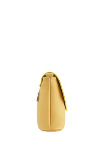 Borsa gialla in pelle con una finitura testurizzata, chiusura con zip e un accento giallo a contrasto sulla parte superiore. Forma compatta e arrotondata con una base piatta.