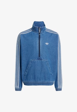 Chaqueta de mezclilla en azul claro con cremallera de cuarto, puños acanalados, bolsillo tipo canguro y tres franjas blancas a lo largo de cada manga.
