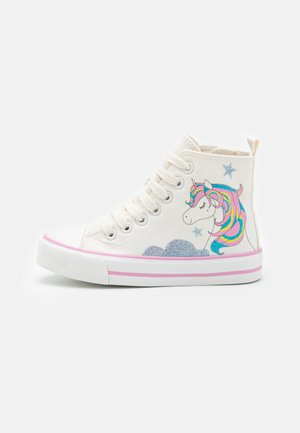 Sneaker alte realizzate in tela crema con un design di unicorno colorato e nuvole luccicanti. Punta in gomma bianca e suola striata rosa.