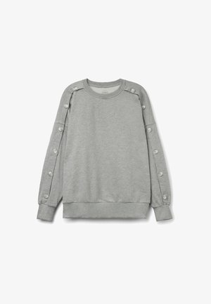 Grå sweatshirt tillverkad av mjukt tyg med rund halsringning, som har knappdetaljer längs ärmarna och ribbade muddar och nederkant.