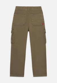 Olivengrønne cargo-bukser med elastisk talje, to baglommer med lap, sidelommer med klap og lille rød logo på højre lomme.
