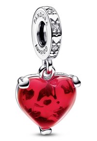Charme a forma di cuore in vetro rosso con dettagli in argento e quattro punte. Presenta un'apertura trasparente per il fissaggio, incisa con "Pandora" e "Disney."
