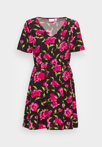 Vestido preto de mangas curtas com decote em V, apresentando um padrão floral em rosa e verde. Cintura elástica e design de saia ampla.