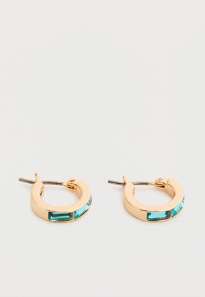 Χρυσά σκουλαρίκια με κρίκο, κάθε ένα με δύο ορθογώνιες πέτρες τυρκουάζ, εμφανίζονται σε λευκό φόντο.