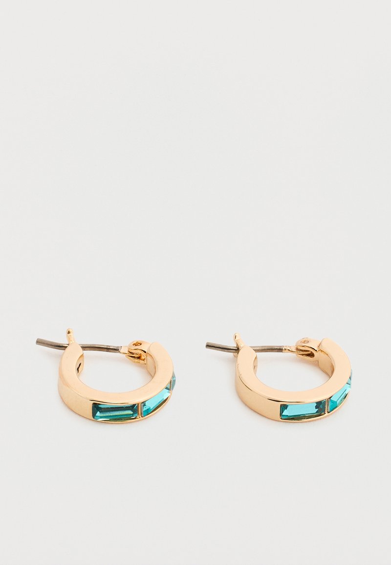 Χρυσά σκουλαρίκια με κρίκο, κάθε ένα με δύο ορθογώνιες πέτρες τυρκουάζ, εμφανίζονται σε λευκό φόντο.
