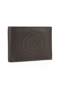 Cartera de cuero marrón con un logo redondo en relieve. Presenta una superficie texturizada y bordes cosidos para mayor durabilidad. Diseño rectangular compacto.
