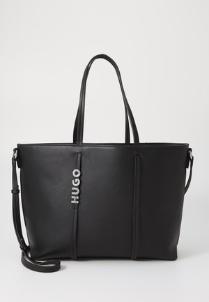 Geantă tote sintetică neagră cu două mânere lungi, prezentând un logo argintiu "HUGO" și un design minimal. Textură netedă, formă rectangulară.