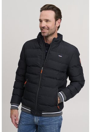 Schwarze Pufferjacke mit gestepptem Design, Frontreißverschluss, orangefarbenen Reißverschlüssen, gerippten Bündchen und Saum. Mit Logo auf der linken Brust und Schulter.