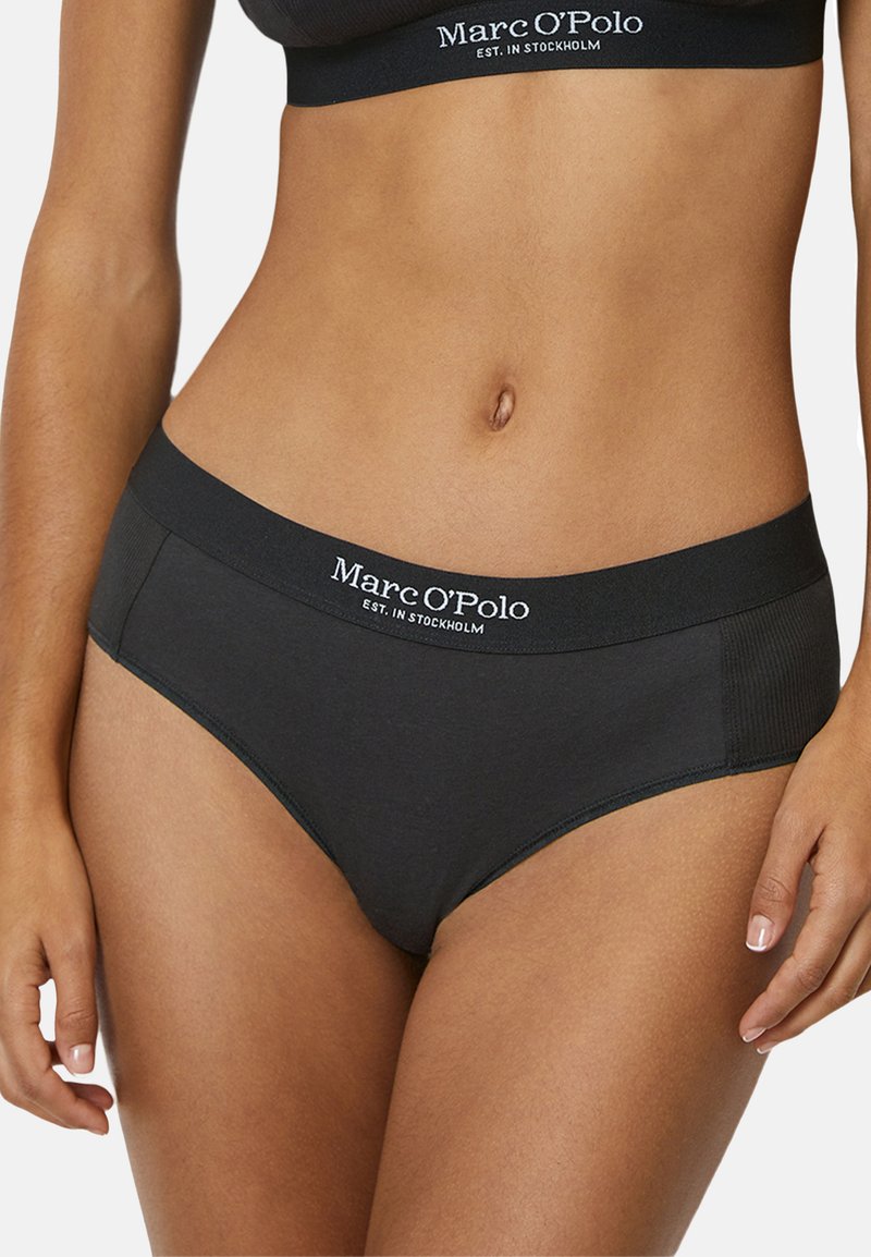 Zwarte katoenen bikinionderbroek met een brede elastische tailleband met witte "Marc O'Polo" logo, een gladde textuur en volledige heupbedekking.