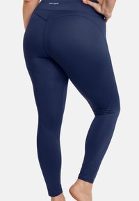Leggings atletici blu navy realizzati in materiale elastico, con vita alta, costruzione senza cuciture e design aderente.