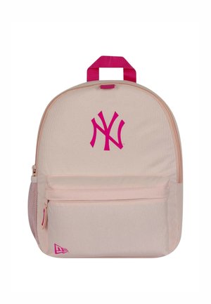 Zaino rosa chiaro con logo dei New York Yankees rosa scuro, tasca frontale con zip, tasca laterale in rete e manico superiore rosa scuro.