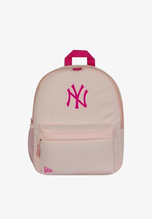 Zaino rosa chiaro con logo dei New York Yankees rosa scuro, tasca frontale con zip, tasca laterale in rete e manico superiore rosa scuro.