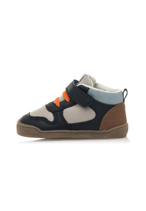 Sneaker montante en cuir bleu marine avec des panneaux crème, des lacets élastiques orange et des accents texturés marron. Semelle en caoutchouc solide.
