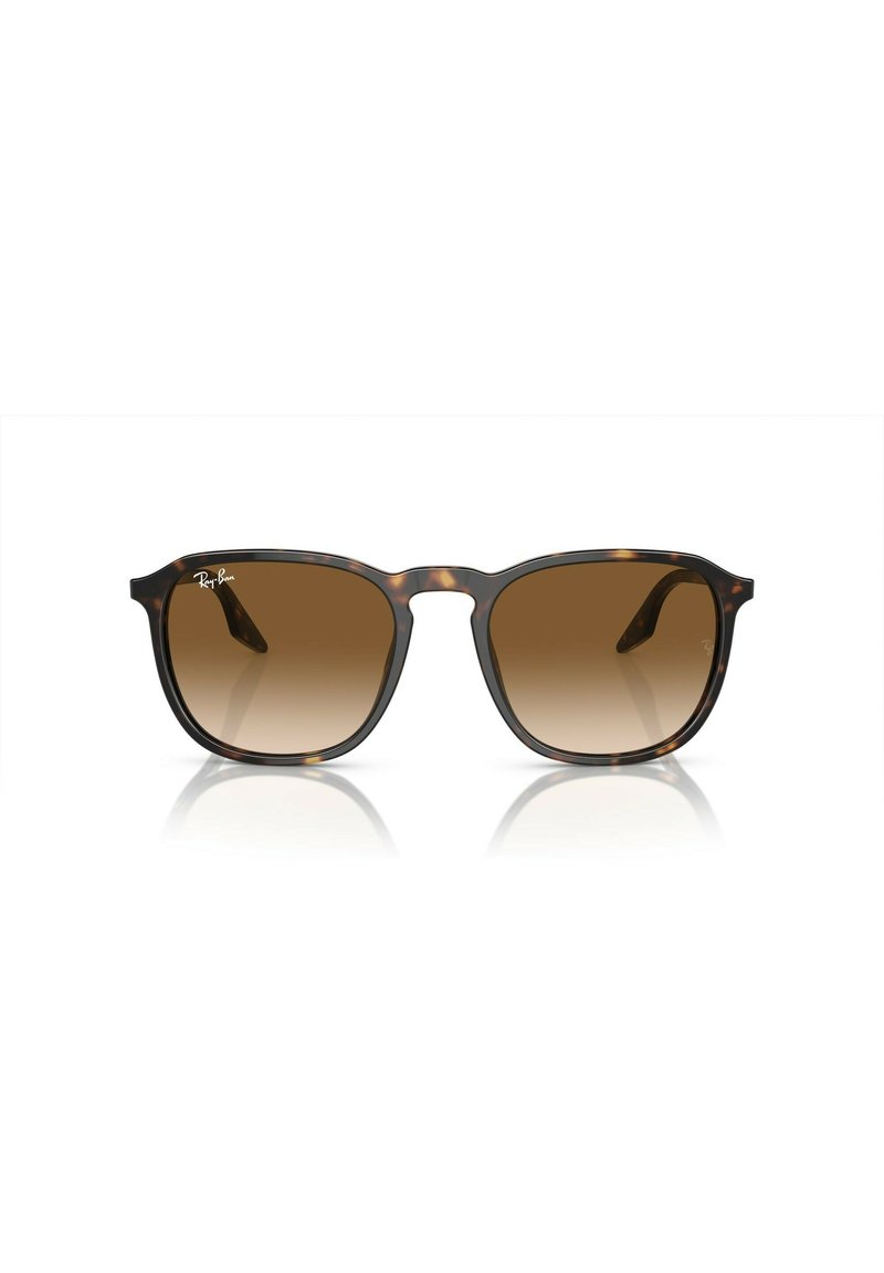 Lenti marroni sfumate in montatura di plastica tartarugata con una forma leggermente quadrata. Logo Ray-Ban sulla lente sinistra. Nessun hardware visibile.