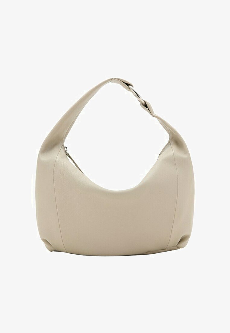 Bolso hobo de cuero beige con una correa ancha y detalle de hebilla en tono plateado, con una forma curva y de estructura suave.