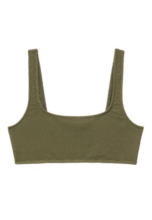 Top court en tissu texturé vert olive avec larges bretelles et encolure carrée, présenté sur fond blanc.