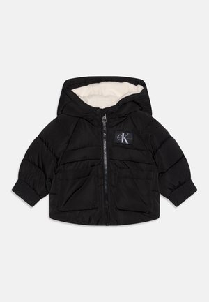 Czarna pikowana kurtka dla małego dziecka z kapturem, przednim zamkiem błyskawicznym, dwoma kieszeniami, ściągaczami na rękawach i białą podszewką wewnętrzną z logo Calvin Klein na piersi.