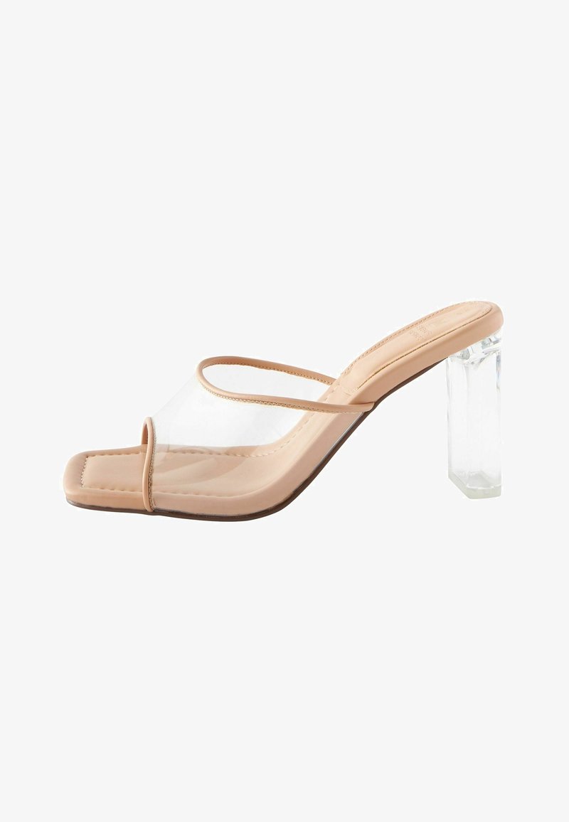 Sandale beige à talon haut avec des brides transparentes et un talon bloc clair, dotée d'une ouverture au niveau des orteils et d'un design carré.