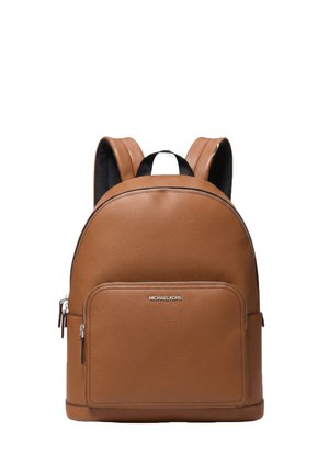 Bruine leren rugzak met voorvak met ritssluiting, zwarte gevoerde schouderbanden en een klein Michael Kors-logo op het voorvak.