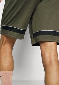 Nike Performance Calções desportivos - medium olive/white/night forest/white