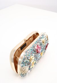 Clutch metálico dorado adornado con lentejuelas azules, rosas y amarillas, además de acentos florales. Forma rectangular con una superficie texturizada.