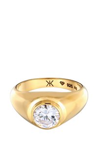 Anello color oro con una superficie liscia e lucida, dotato di una grande pietra preziosa tonda e trasparente incastonata in una ghiera circolare.