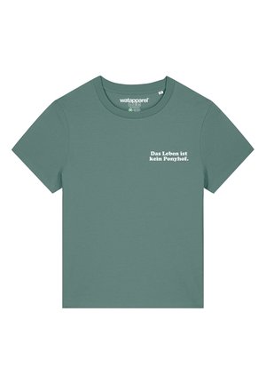 Groene katoenen T-shirt met een ronde hals. Voorzien van witte tekst aan de voorkant met de tekst "Das Leben ist kein Ponyhof." Zachte textuur, korte mouwen.