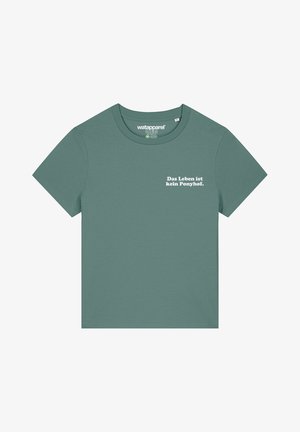 Groene katoenen T-shirt met een ronde hals. Voorzien van witte tekst aan de voorkant met de tekst "Das Leben ist kein Ponyhof." Zachte textuur, korte mouwen.