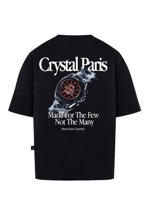 T-shirt nera in cotone con stampa grafica di un orologio con dettagli rossi, testo "Crystal Paris" e "Il tempo non si ferma" sul retro.