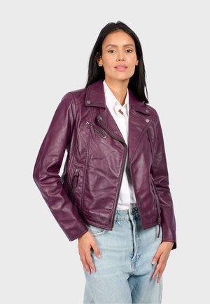Violette Motorradjacke aus Leder mit Reißverschlüssen und Druckknöpfen, taillierte Passform und weiche Textur, kombiniert mit einem weißen Shirt und hellen Jeans.