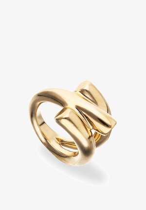 Anillo de oro con un diseño audaz y retorcido que presenta bandas gruesas y lisas formando una forma de nudo entrelazado sobre un fondo blanco.