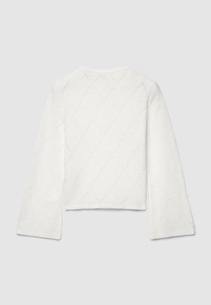 Pull court blanc avec un motif en diamants texturé et des manches longues. Le matériau semble doux et légèrement duveteux. Aucun élément métallique visible.