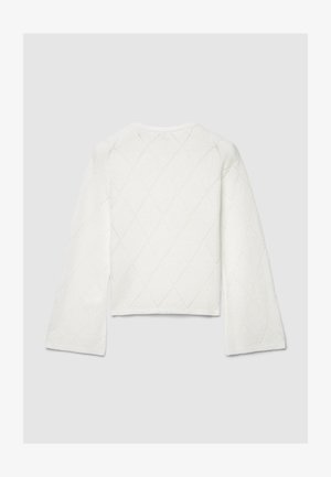 Pull court blanc avec un motif en diamants texturé et des manches longues. Le matériau semble doux et légèrement duveteux. Aucun élément métallique visible.