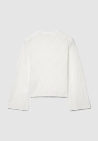 Pull court blanc avec un motif en diamants texturé et des manches longues. Le matériau semble doux et légèrement duveteux. Aucun élément métallique visible.