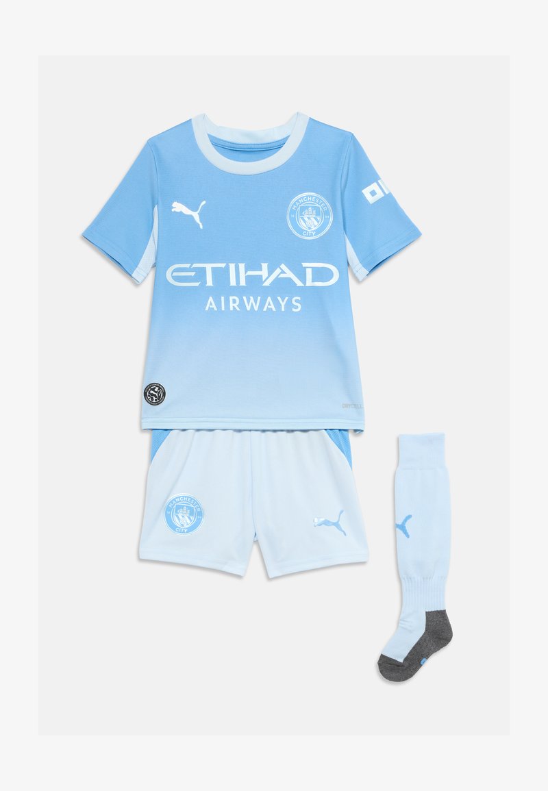 Σετ ποδοσφαίρου για παιδιά της Manchester City με φανέλα σε ανοιχτό μπλε διαβάθμιση, λευκά σορτς και ανοιχτό μπλε κάλτσες με λογότυπα Puma και χορηγό Etihad Airways.