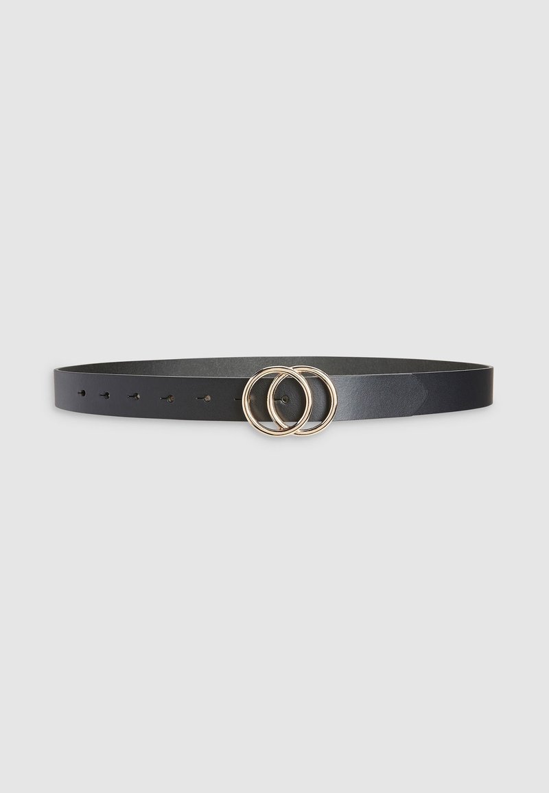 Ceinture en cuir noir avec boucle double circulaire dorée et cinq trous de réglage sur un fond gris clair.