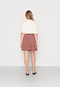 Vero Moda VMJENNY SHORT ELASTIC SKIRT - Saia evasé - rose brown