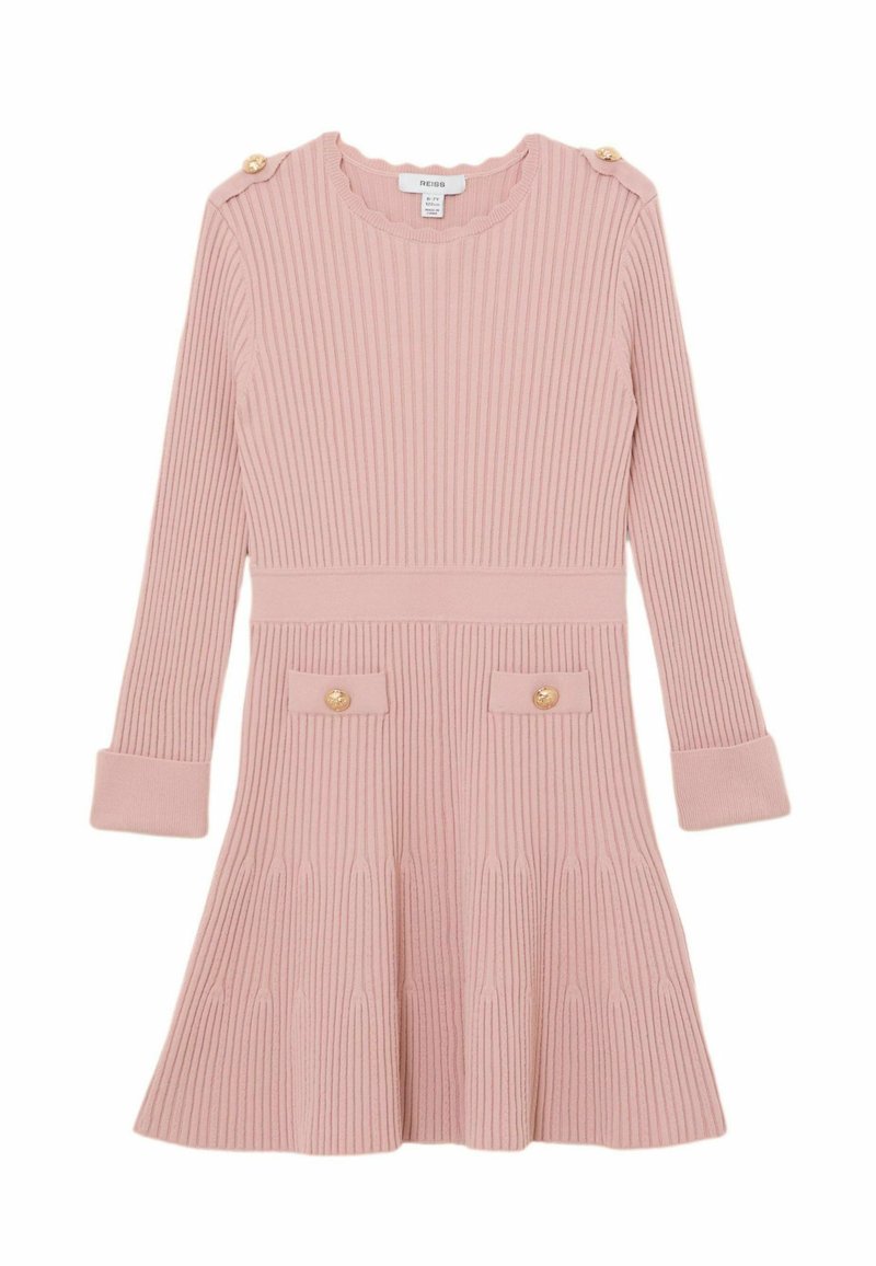 Robe en maille côtelée rose avec manches longues, encolure festonnée, accents de boutons dorés sur les épaules et jupe évasée avec détails de poches.